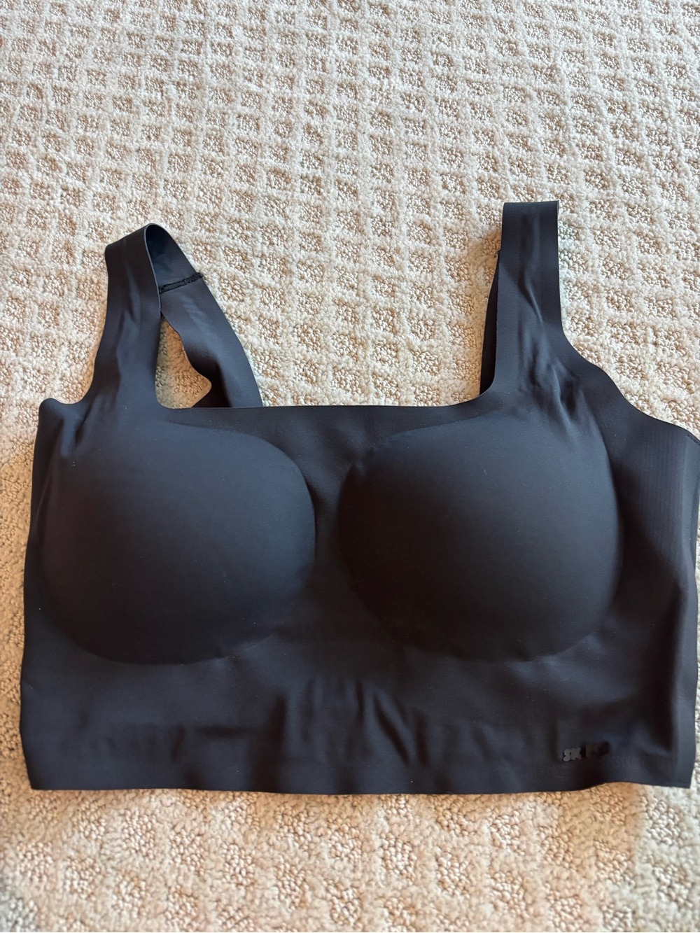 SKIMS black square neck seamless molded-cup wireless bra with wide straps. - Picture 2 of 5